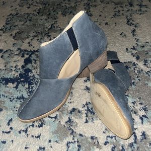 Amalfi by Rangoni Ankle Blue Booties